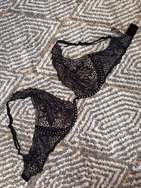 Victoria’s Secret Very Sexy Unlined Plunge Bra 38D